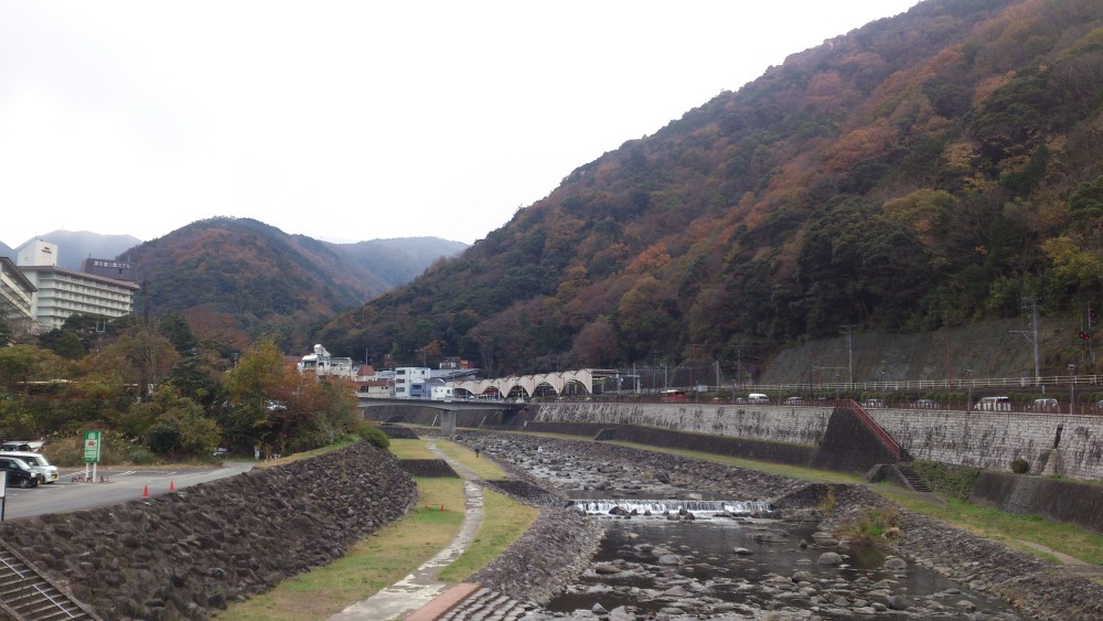 駅から少し歩いた先